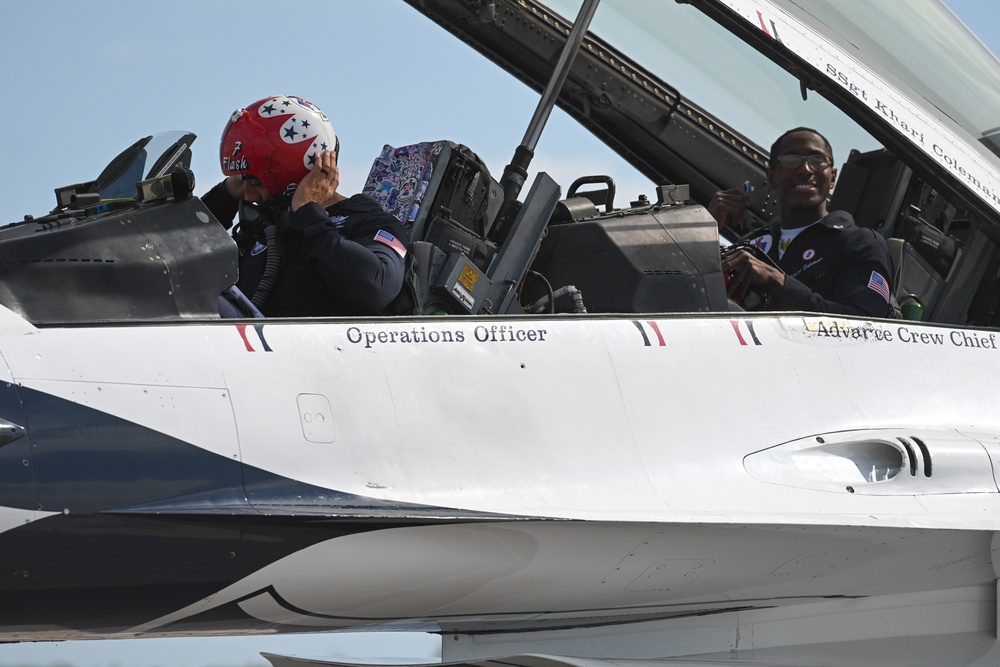 Thunderbird #7 arrives for Tampa Bay AirFest