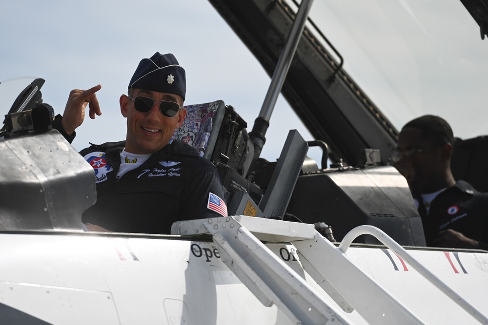 Thunderbird #7 arrives for Tampa Bay AirFest