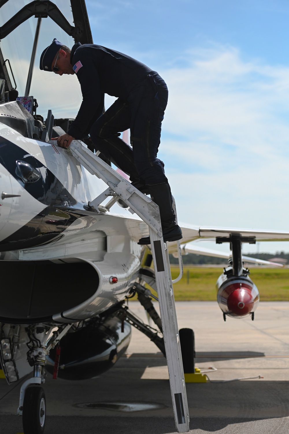 Thunderbird #7 arrives for Tampa Bay AirFest