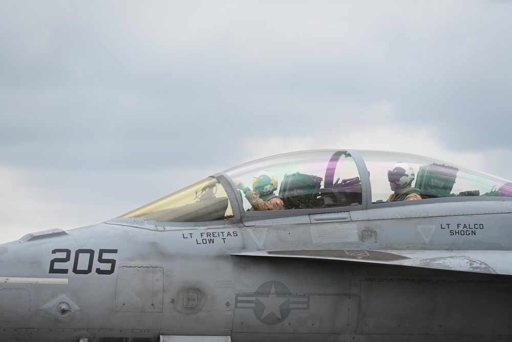 Comin' in hot; Aircraft arrive for Tampa Bay AirFest