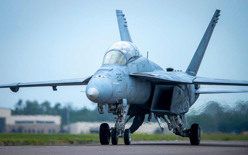 Comin' in hot; Aircraft arrive for Tampa Bay AirFest