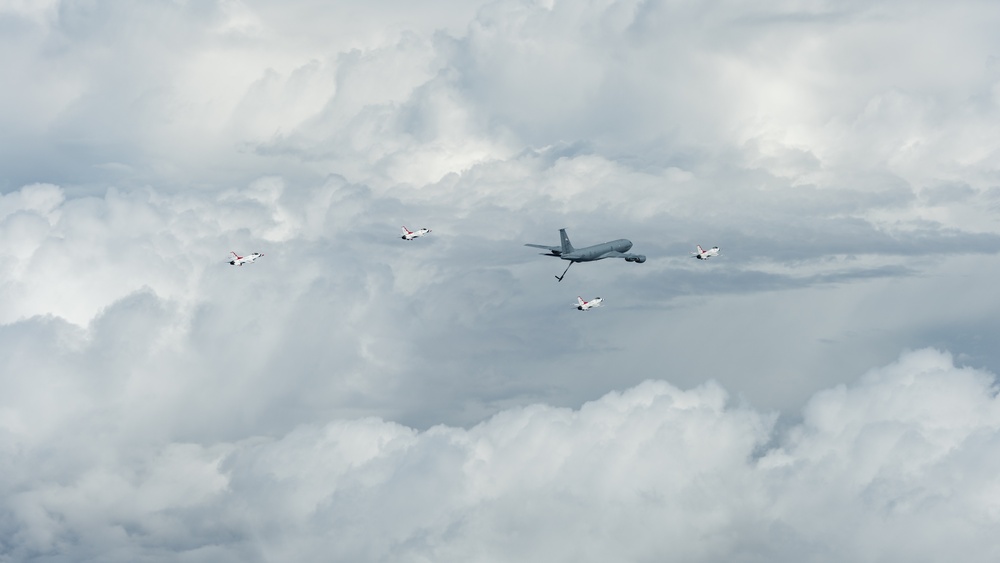 50th ARS refuels Thunderbirds en route to Tampa Bay AirFest