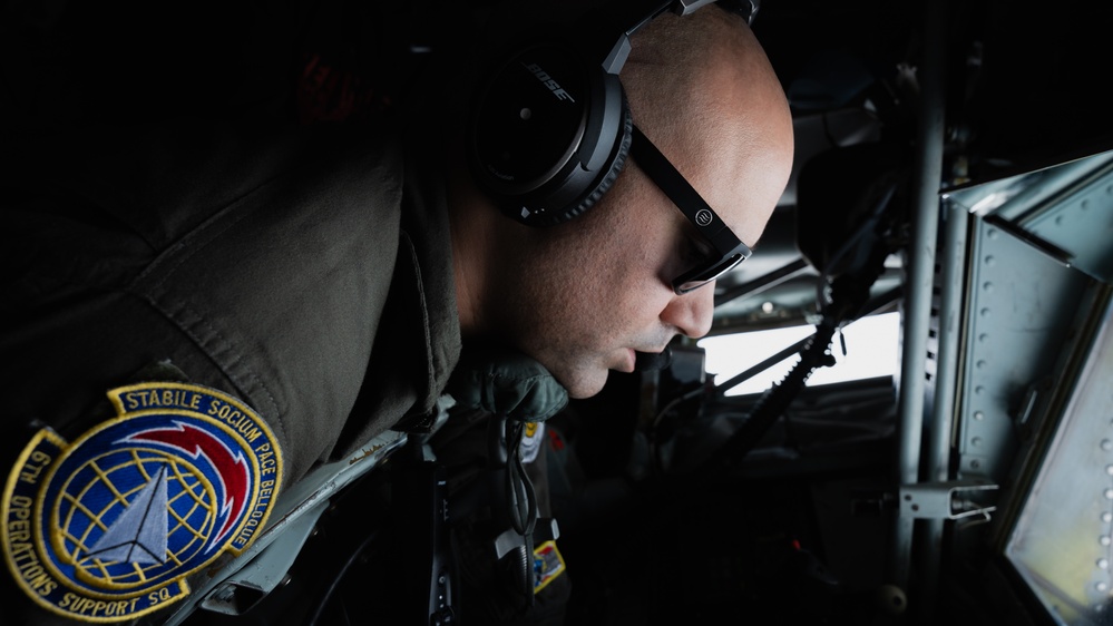 50th ARS refuels Thunderbirds en route to Tampa Bay AirFest