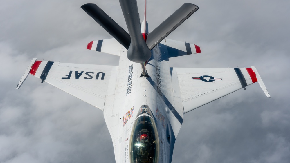 50th ARS refuels Thunderbirds en route to Tampa Bay AirFest