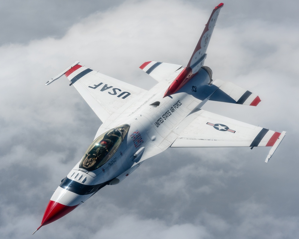 50th ARS refuels Thunderbirds en route to Tampa Bay AirFest