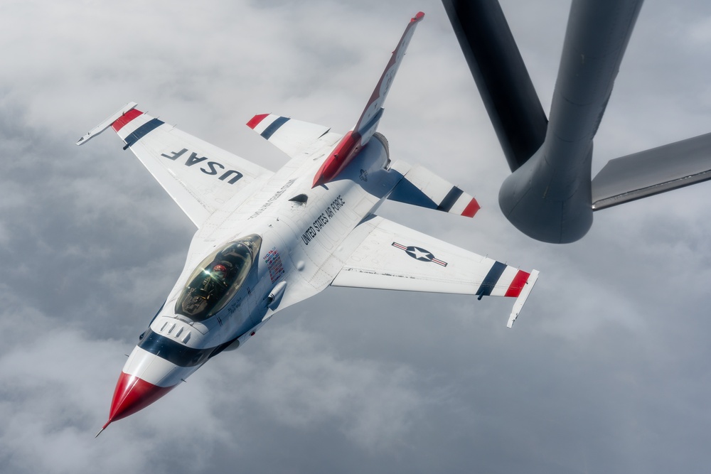 50th ARS refuels Thunderbirds en route to Tampa Bay AirFest