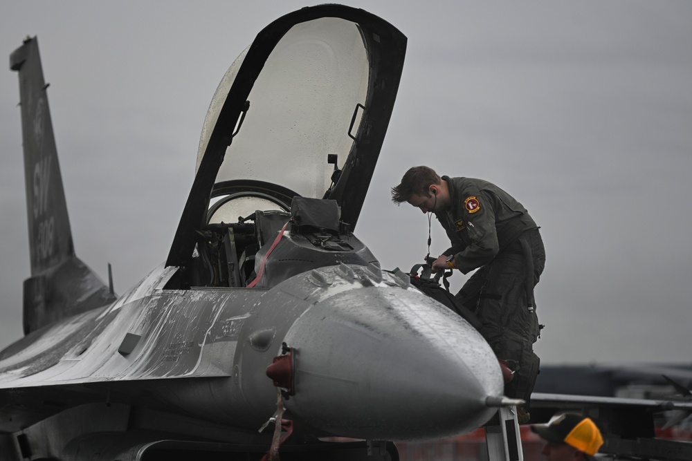 Comin' in hot; Aircraft arrive for Tampa Bay AirFest