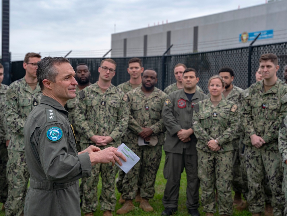 2nd Fleet commander visits commands at NAS Jacksonville