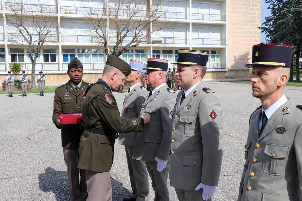 U.S. Army Maj. Gen. Todd Wasmund presents awards to French Army's 3rd Division