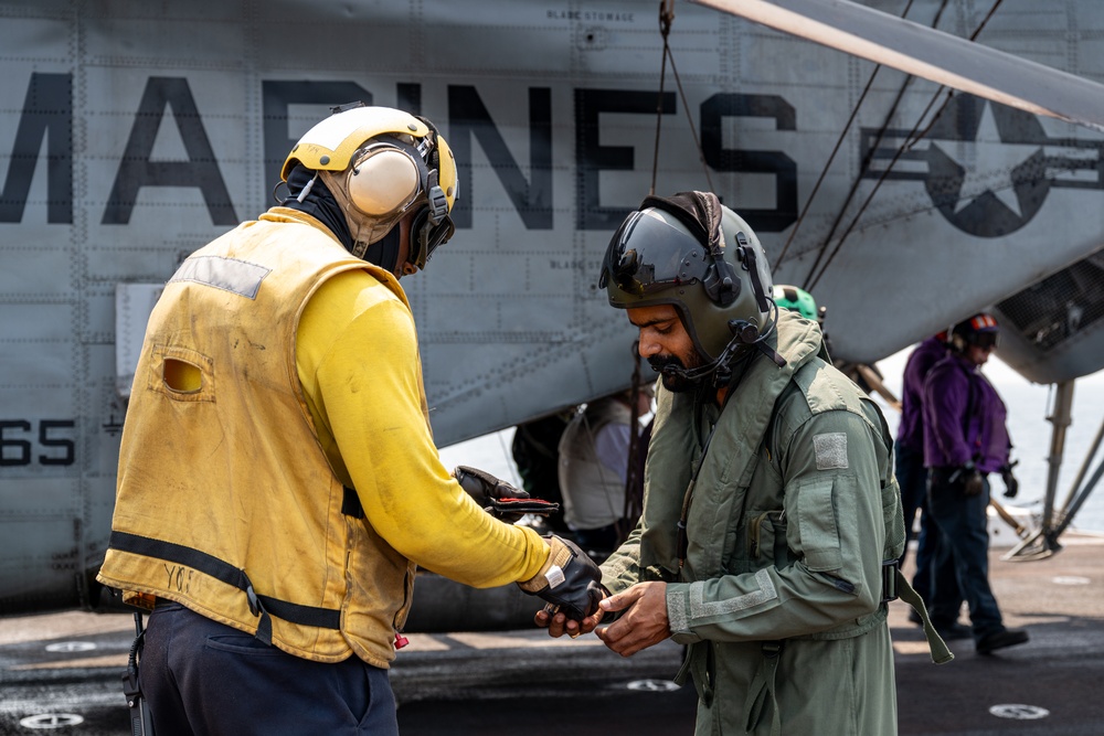 Republic of India UH-3H cross-decks with USS Somerset