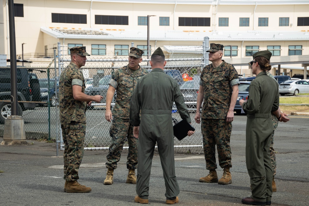 1st MAW Commanding General visits MAG-24