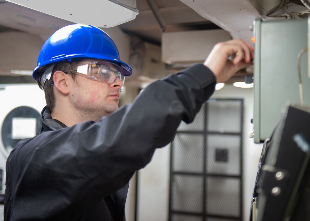 USS Ronald Reagan (CVN 76) Sailors complete daily maintenance