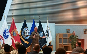 U.S. Fleet Cyber Commander Visits CIWT