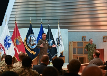 U.S. Fleet Cyber Commander Visits CIWT