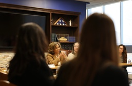 Spouse of TRADOC Commanding General visits installation