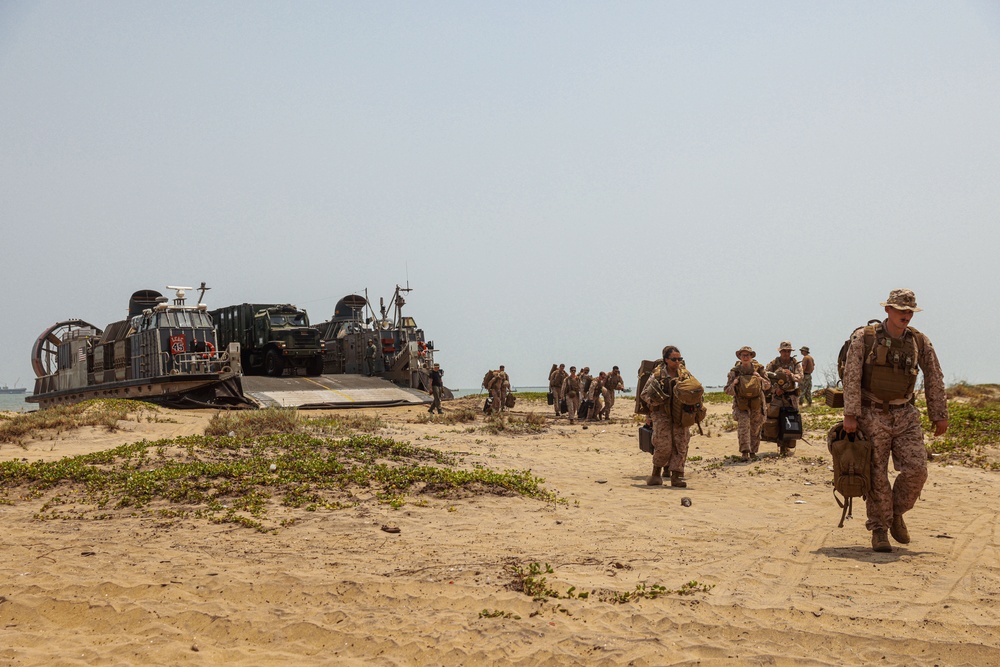 15th MEU Hits the Beach for Tiger TRIUMPH 24