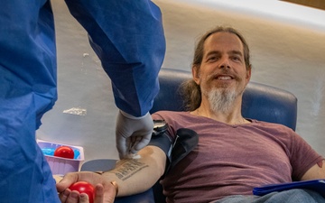 Army South Soldiers and Civilians make life-saving donations during mobile blood drive