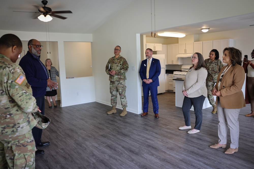 Spouse of TRADOC Commanding General visits installation