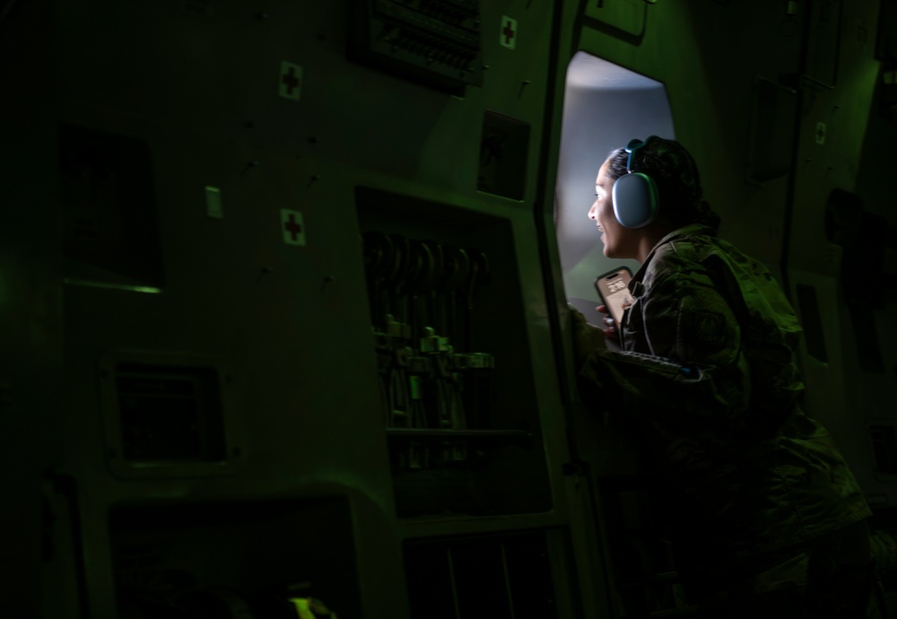 15th Airlift Squadron escorts Puerto Rican ROTC cadets to JB Charleston for tour