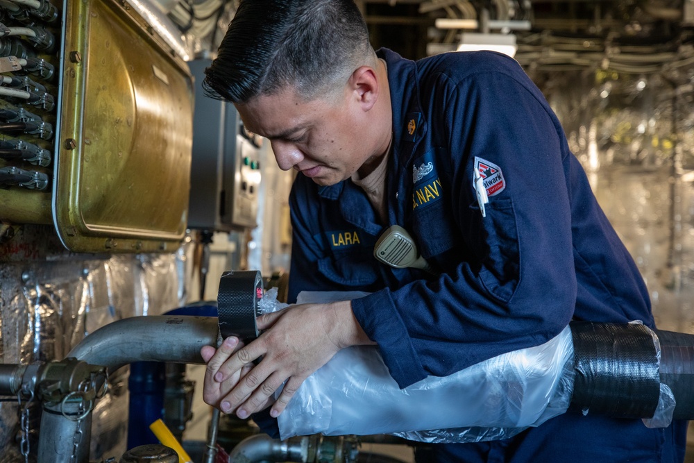 USS Mobile (LCS 26) refuels in Subic Bay, Philippines