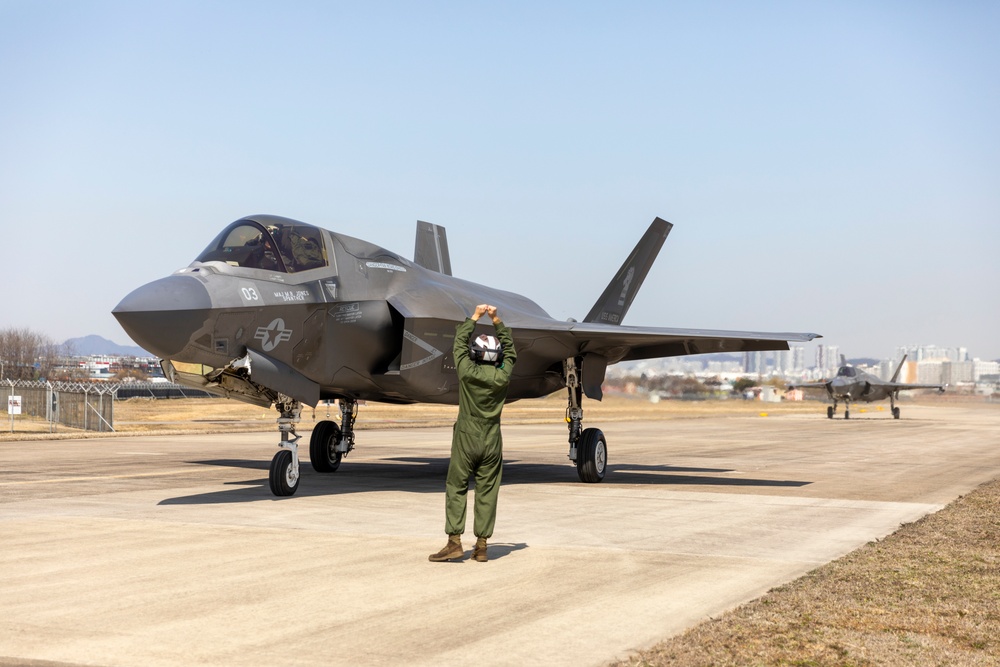 U.S. Marine F-35Bs refuel in Suwon during Warrior Shield 24