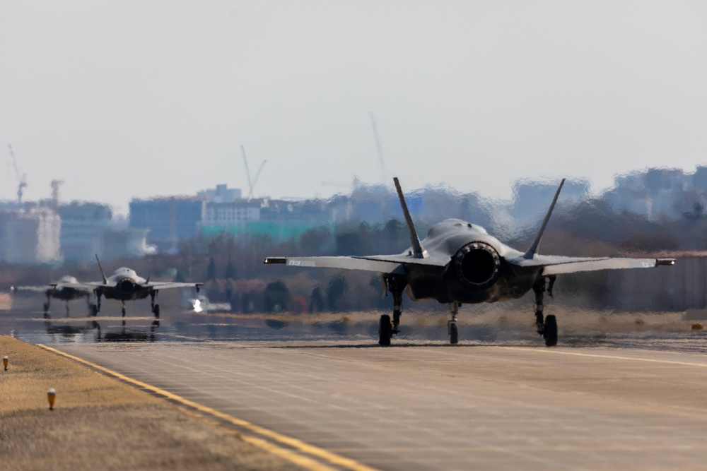 U.S. Marine F-35Bs refuel in Suwon during Warrior Shield 24