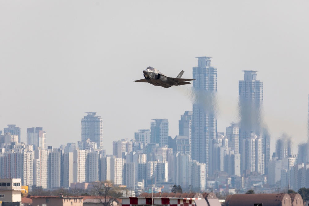 U.S. Marine F-35Bs refuel in Suwon during Warrior Shield 24