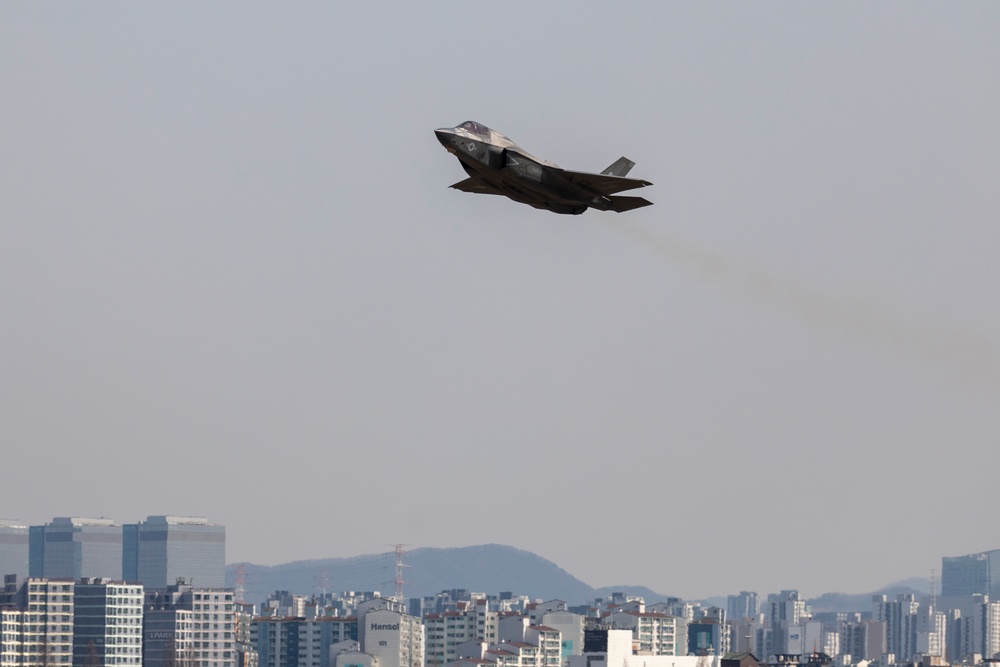 U.S. Marine F-35Bs refuel in Suwon during Warrior Shield 24