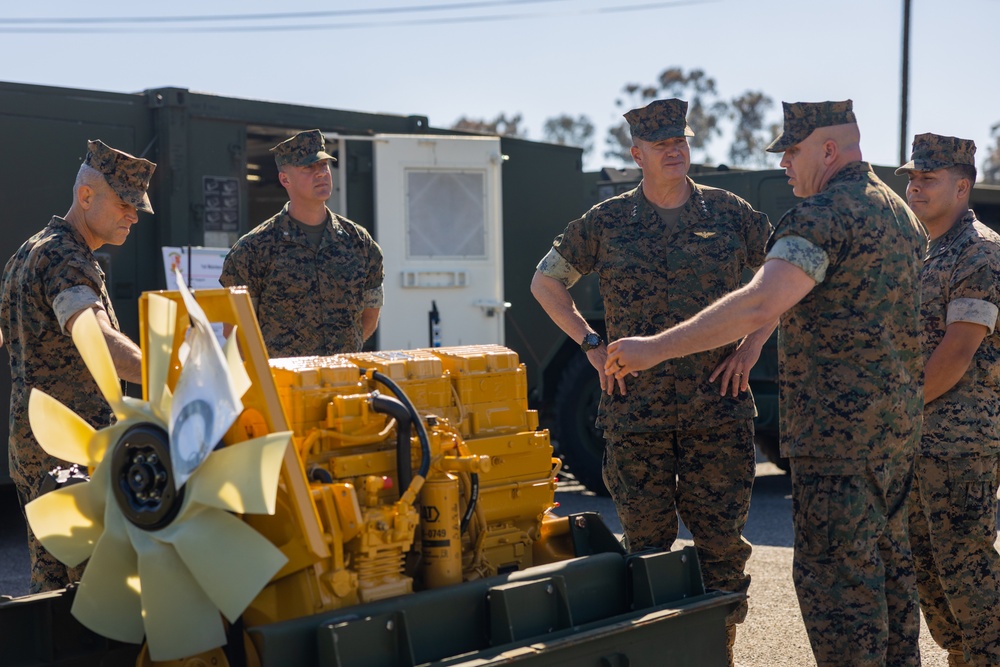 I MEF CG Attends 1st MLG Static Display