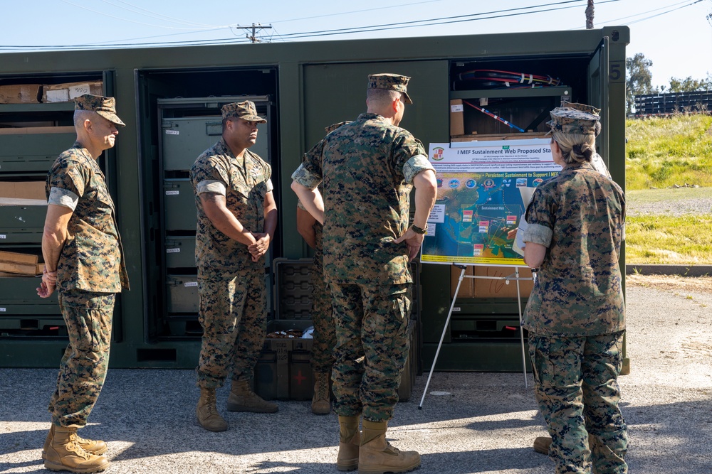 I MEF CG Attends 1st MLG Static Display