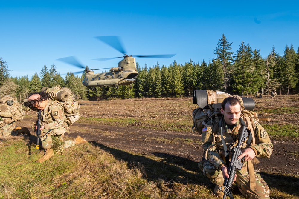 Pacific Lutheran University ROTC Cadets train at JBLM for Lute Paratus