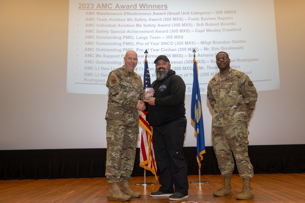 305 MXG receives AMC level awards