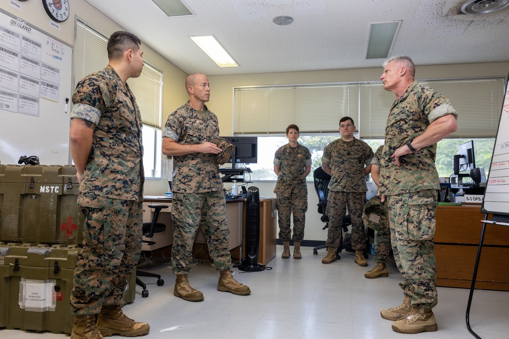 III MEF CG Visits 3rd MLG