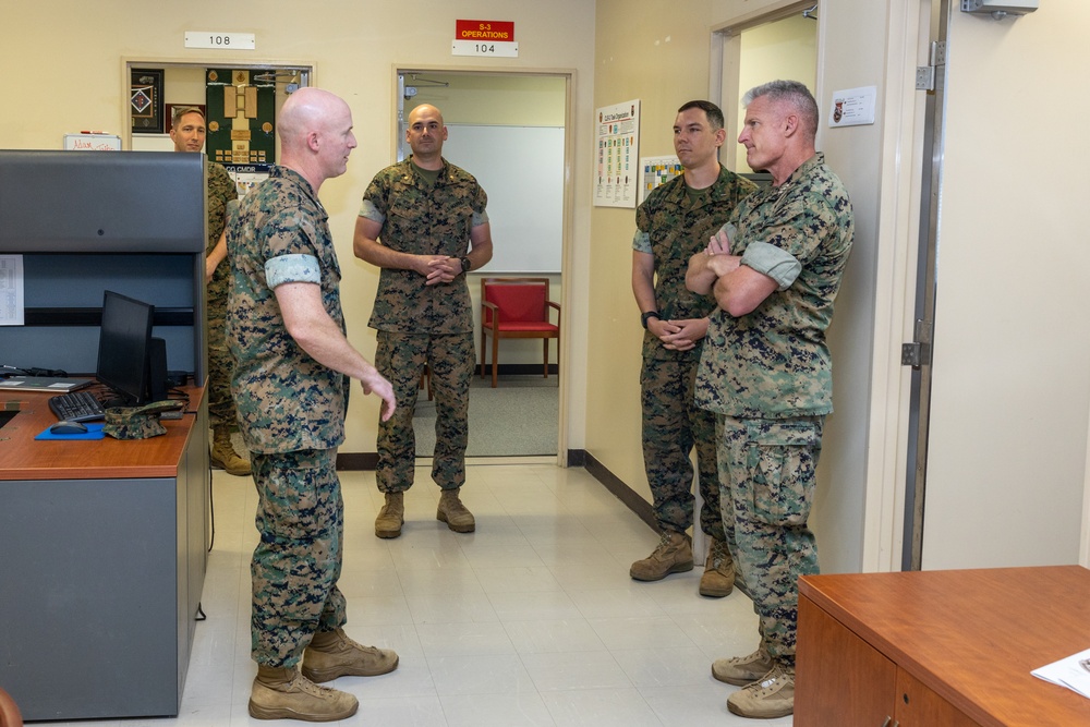 III MEF CG Visits 3rd MLG