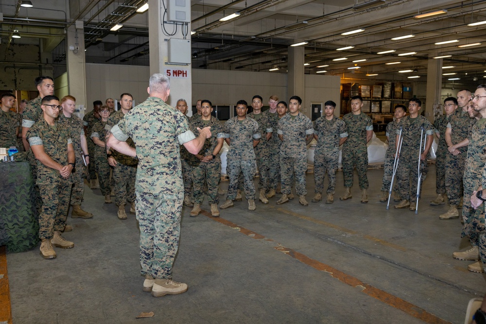 III MEF CG Visits 3rd MLG