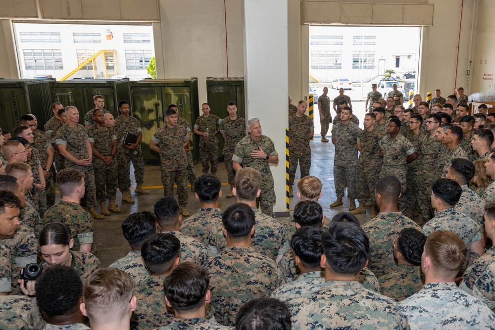 III MEF CG Visits 3rd MLG