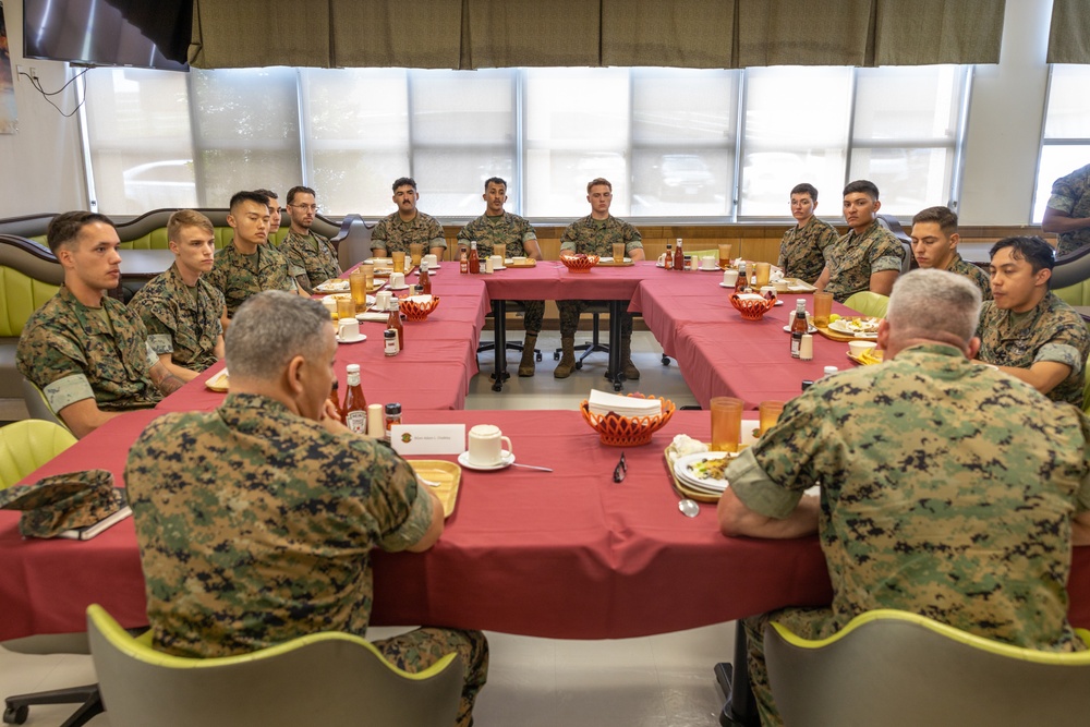 III MEF CG Visits 3rd MLG