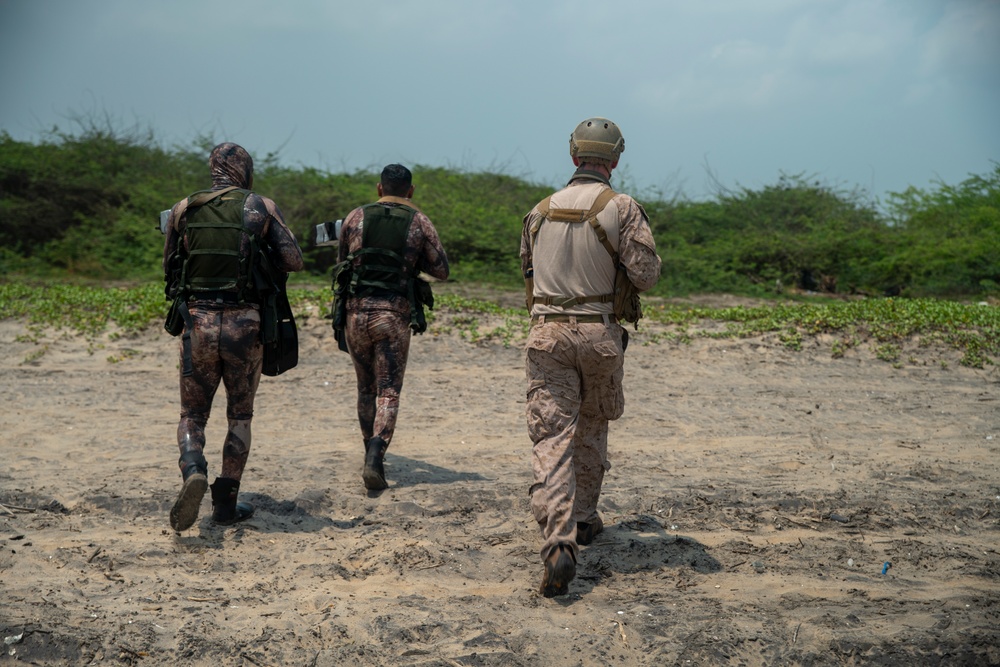 Recon, MARCOS Conduct Combat Beach Reconnaissance