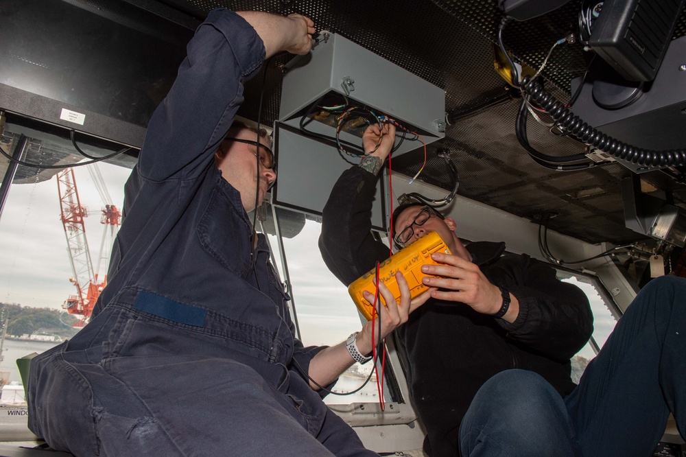 USS Ronald Reagan (CVN 76) Sailors troubleshoot bridge systems