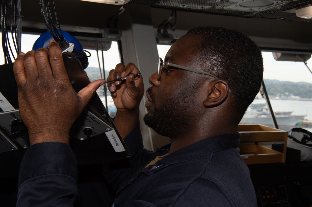 USS Ronald Reagan (CVN 76) Sailors troubleshoot bridge systems