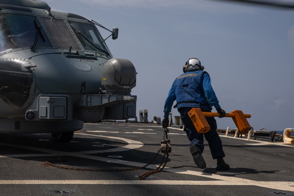 USS Laboon (DDG 58) Conducts Flight Quarters