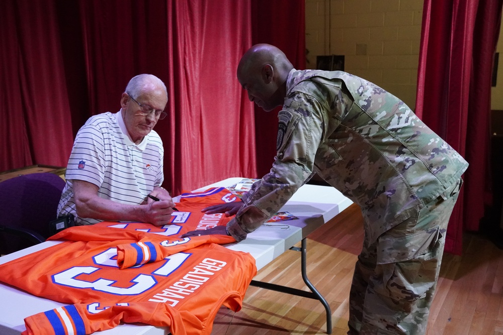 NFL Hall of Famer visits Fort Carson and 4th SFAB