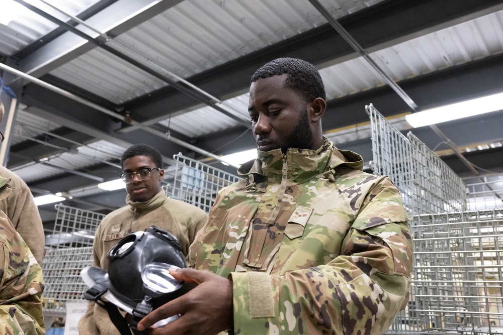Team Dover Airmen Tour the 436th MGG
