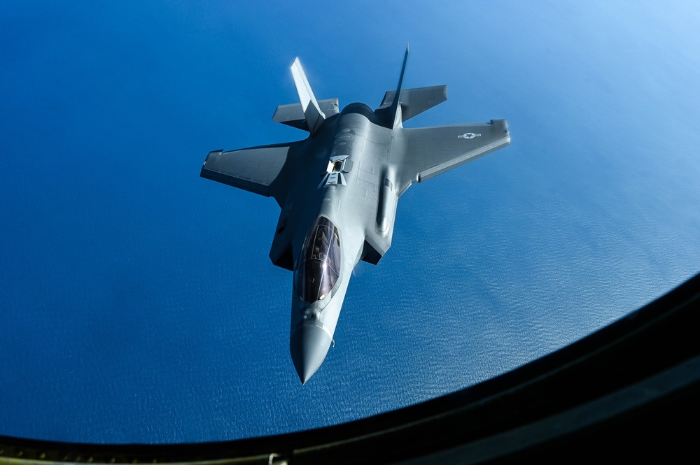 Aerial refueling during 19th AF Warhammer Rally