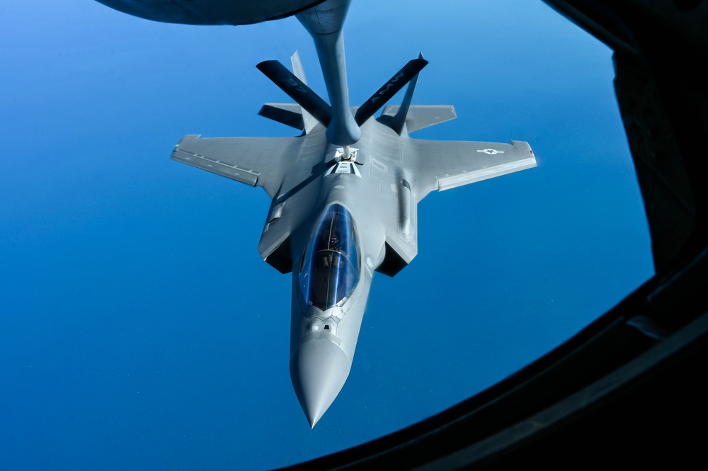 Aerial refueling during 19th AF Warhammer Rally