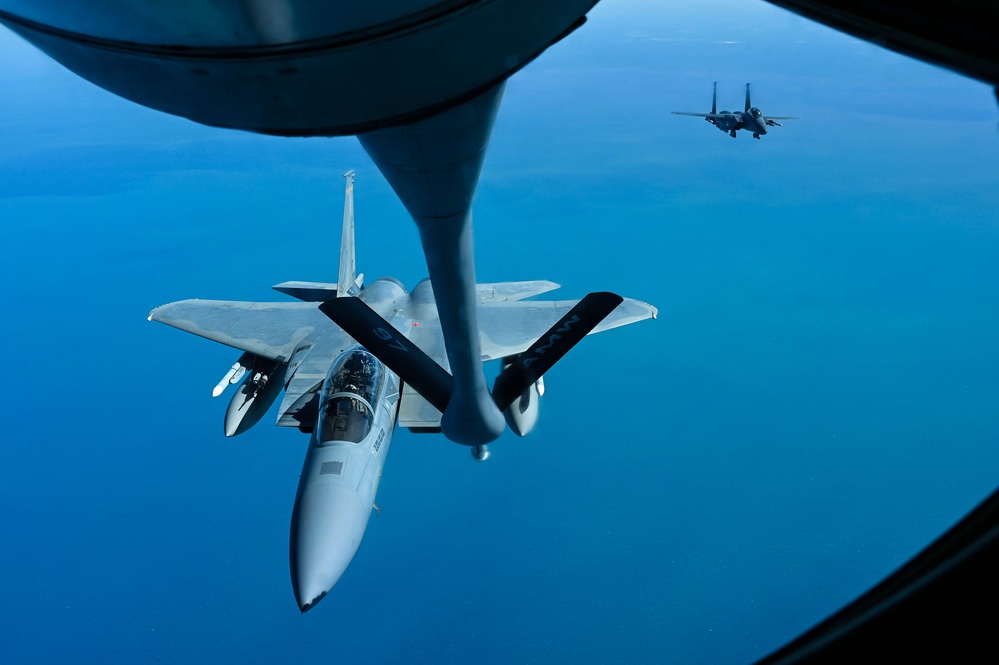 Aerial refueling during 19th AF Warhammer Rally