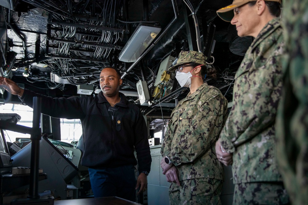 Sailors from Naval Medical Center San Diego Ophthalmology Program tour USS Tripoli