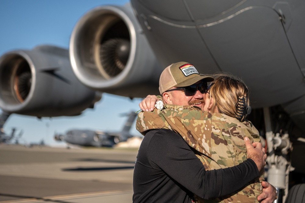 C-17 Aircrew returns to Travis AFB following a deployment