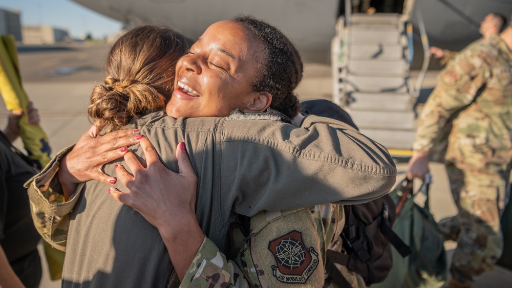 C-17 Aircrew returns to Travis AFB following a deployment