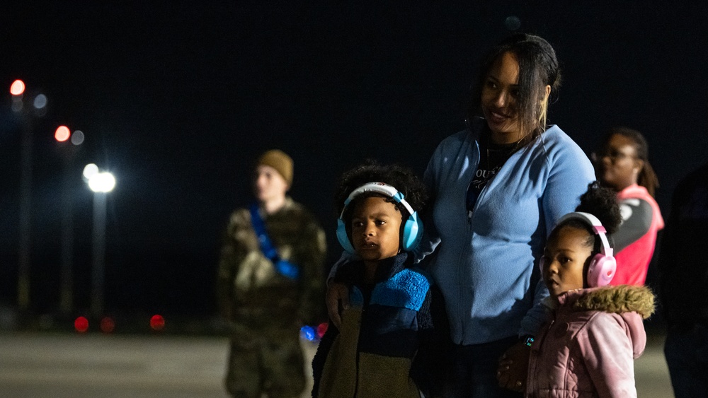 C-17 Aircrew returns to Travis AFB following a deployment